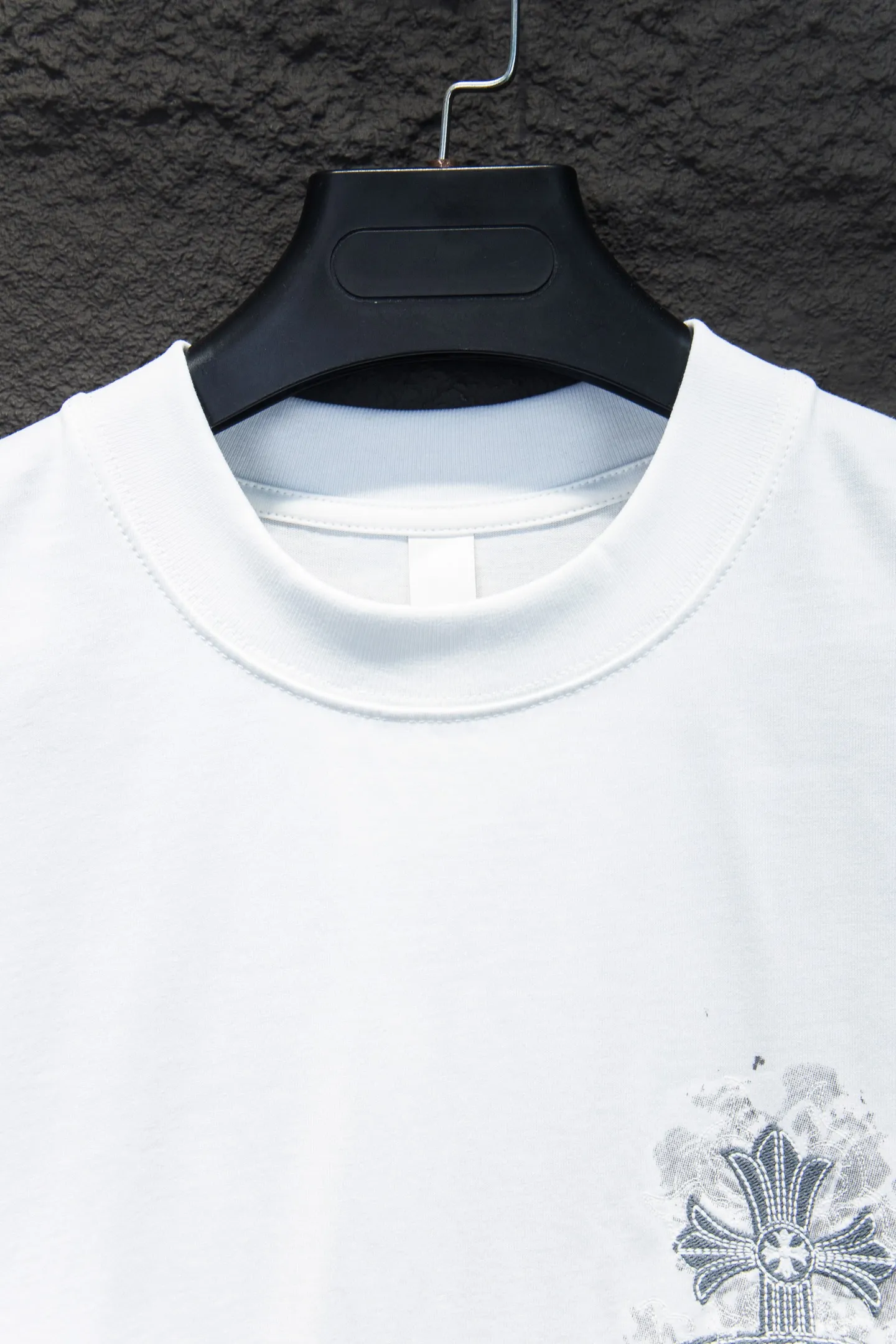 🅿️188 Style number: 7253# 🆕Chrome hearts 25ss os version is really charming. Chrome hearts are really unique. Every season’s new version is the best. It is very practical and can be worn casually✔️ - ⚠️100% cotton, using 32 double yarns and 260 grams of fabric Made of imported knitting needle carded cotton, the thickness is moderate, drapey and contoured, making the upper body comfortable! ! It is very tolerant to fat body types and can instantly lose five pounds after wearing it!  The front and rear panels are hand-printed on the silk screen platen, and the 3D full-color scanned pattern is used as film to ensure the highest degree of printing pattern restoration, and the printing has a cracking effect that is reinforced and not easy to fall off. The upper and lower LOGO printing has a strong touch texture. The printing material uses environmentally friendly active water slurry and anti-sublimation liquid for the base. The garments can withstand washing without desizing. The addition of handmade elements to the body of the garment greatly increases the interest of the garment and creates a unique visual effect. After special treatment, a unique effect is formed. An irregular hem is added to the version. This year's Kroxin is the main version. In the past two years, the oversize version has become the focus of the trend and has been a popular staple in the past two years. The change of designers has made this brand an instant hit. The progressive fashion of the times also needs the blood impact of fresh elements and trendy designs in order to continue its glory! It’s stylish both inside and outside, a must-have for high street travel! An absolute "eye-catching style" that can match couples 💏 Color: Black White Size: S M L XL